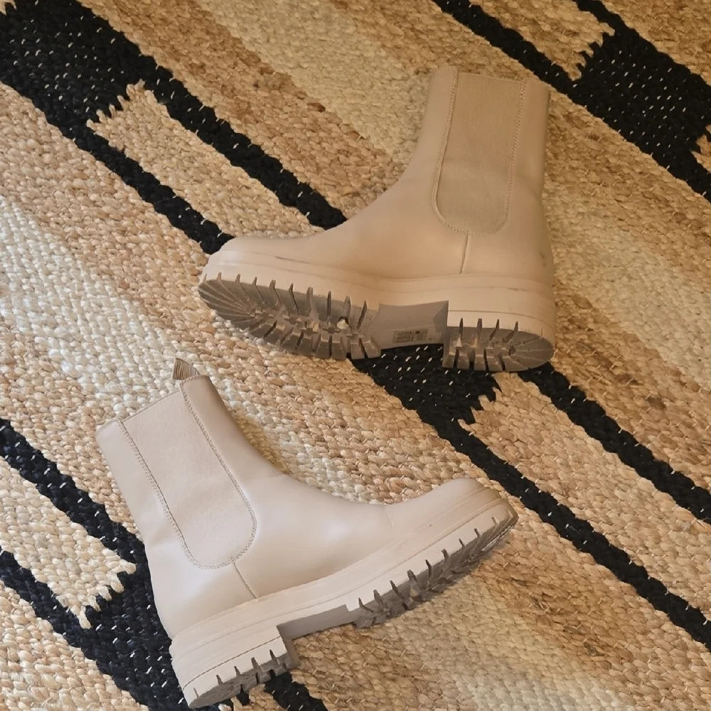 Gianvito Rossi Chester Light Beige Chelsea Boots, Leather, Sz7, Quiet Luxury